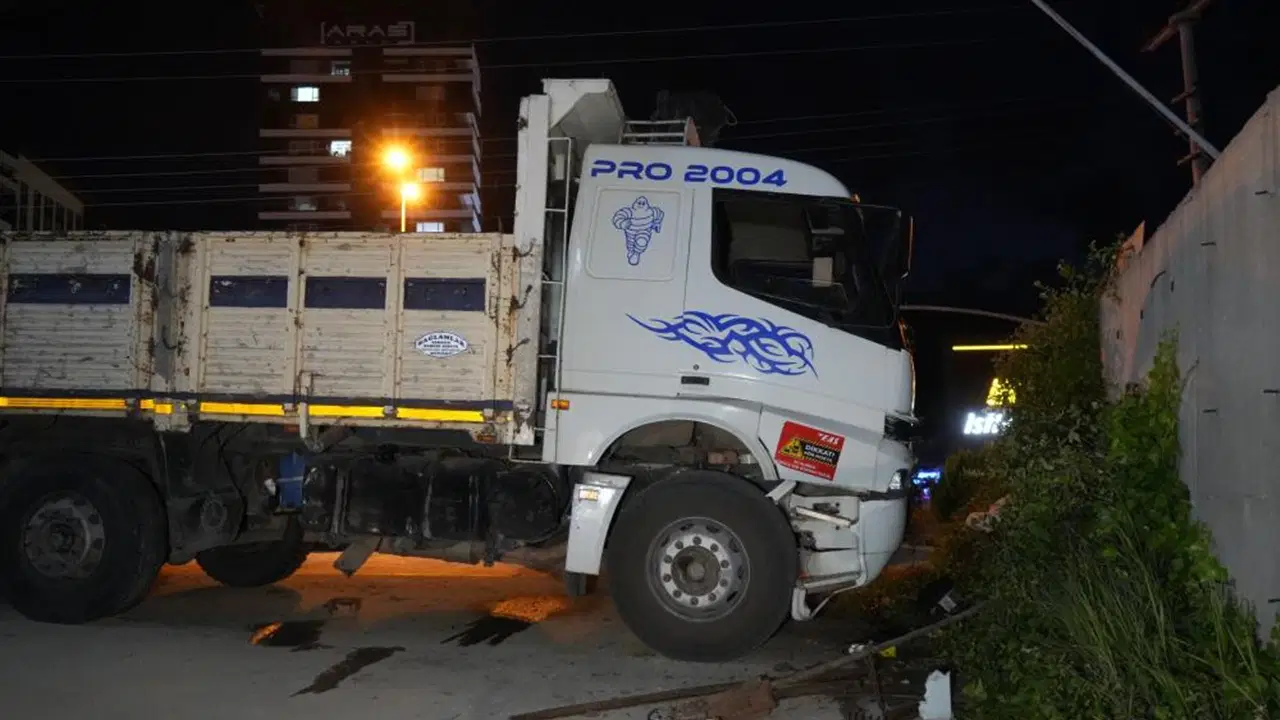Kastamonu’da Kontrolü Kaybeden Kamyon, İstinat Duvarına Çarptı ve Sürücü Yaralandı