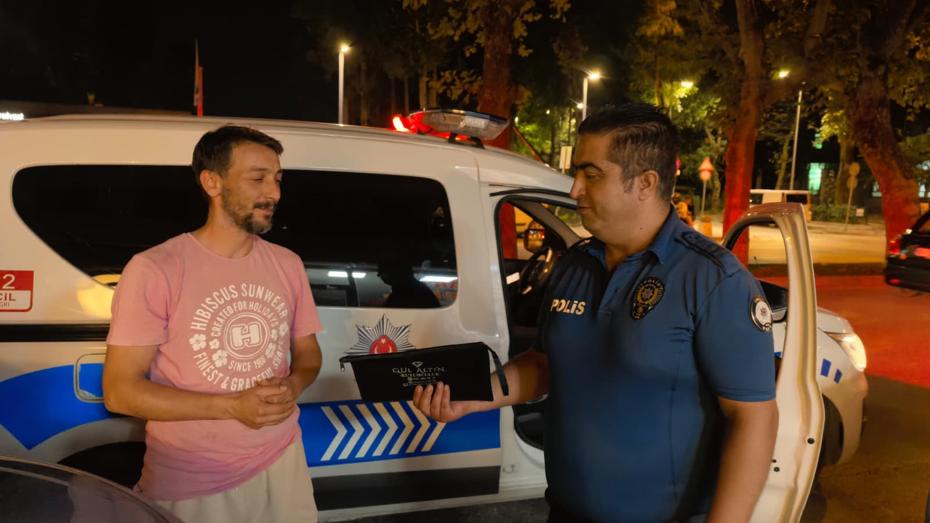 Bursa'da Bulunan Çantadaki Yüksek Miktarda Para Polise Teslim Edildi