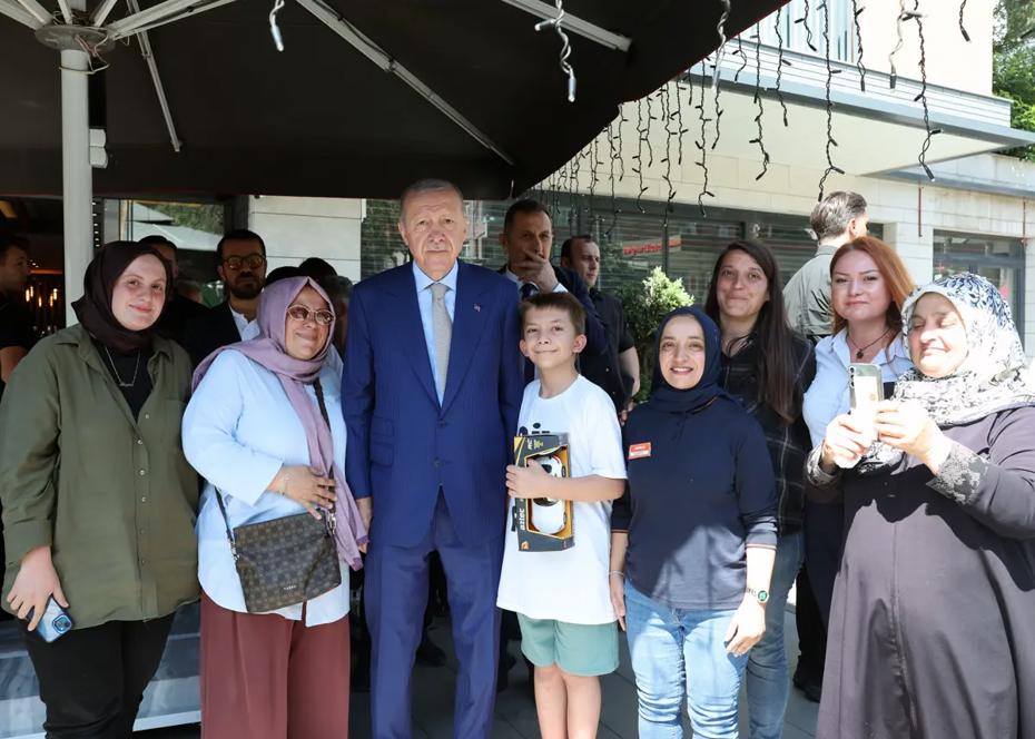 Cumhurbaşkanı Erdoğan’dan Üsküdar’da Esnaf ve Vatandaş Ziyareti