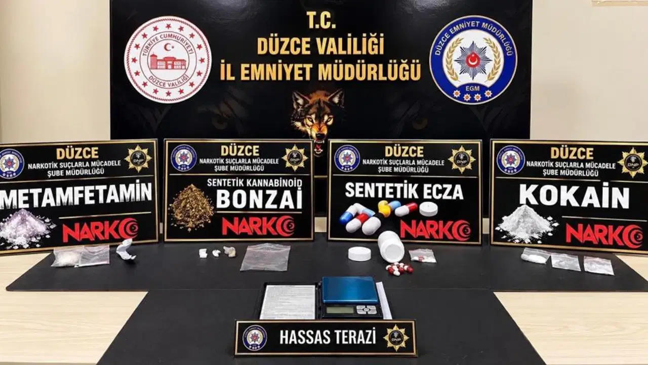 Düzce'de Uyuşturucu Operasyonu: Çok Sayıda Uyuşturucu Madde ve Hassas Terazi Ele Geçirildi