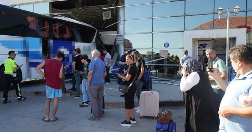 Yolcu otobüsü otobüs terminaline çarptı, facianın eşiğinden döndü: 3 yaralı – Son Dakika Türkiye Haberleri