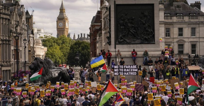 İngiltere’deki ırkçılık karşıtı protestocular Nigel Farage’ı ‘faşist isyancıları kışkırtmakla’ suçladı