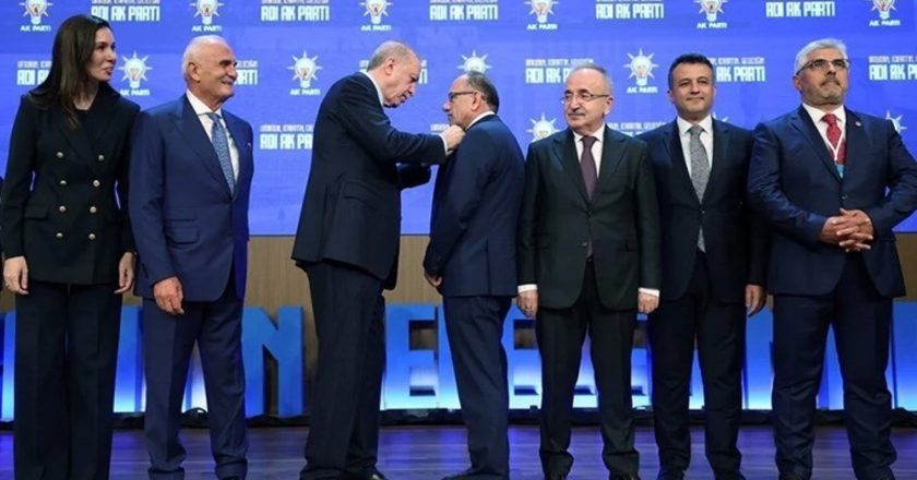 YRP’den AKP transferlerine sert tepki: “Bütün bunlara nasıl mecbur bırakıldıklarını biliyoruz” – Son Dakika Siyaset Haberleri