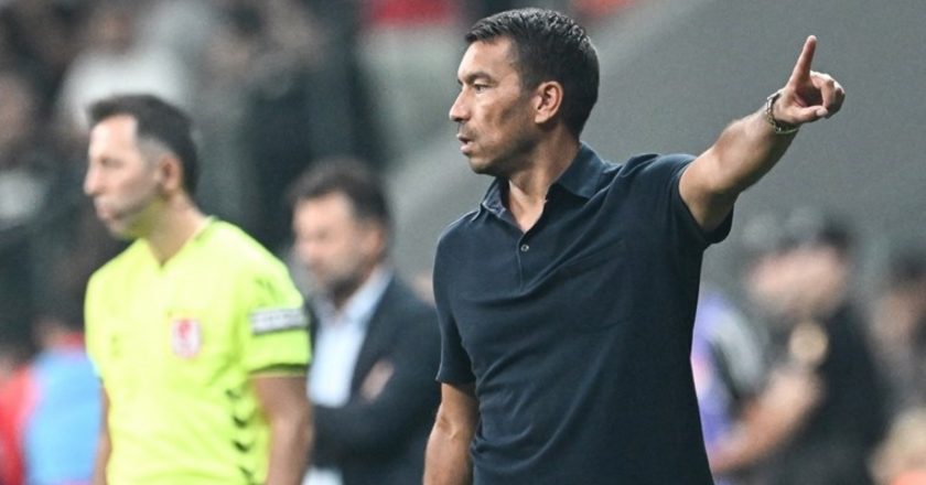 Ajaxlı taraftarlardan Van Bronckhorst’a çirkin tezahürat! – En güncel spor haberleri