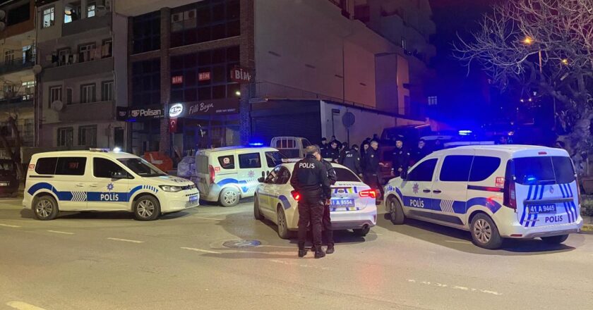 Savrulan sürücü polis aracına çarptı