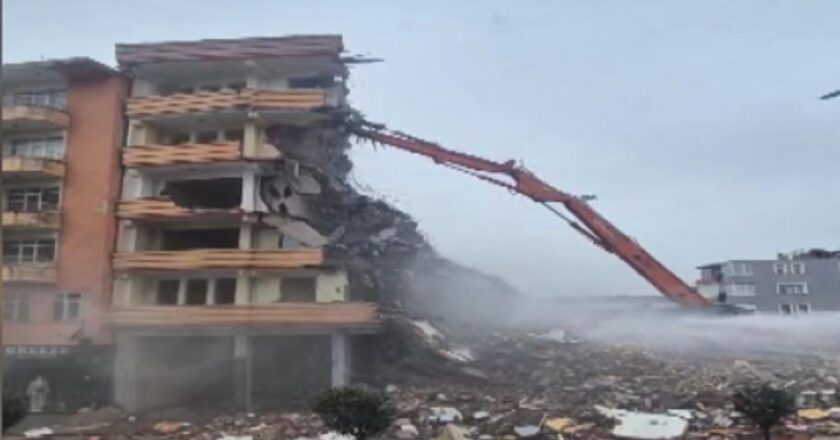 Yıkım sırasında bina inşaat makinelerinde devrildi