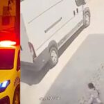 Sokakta oynuyordu! 4 yaşındaki çocuk dengesini kaybettiğinde, araç onu aştı