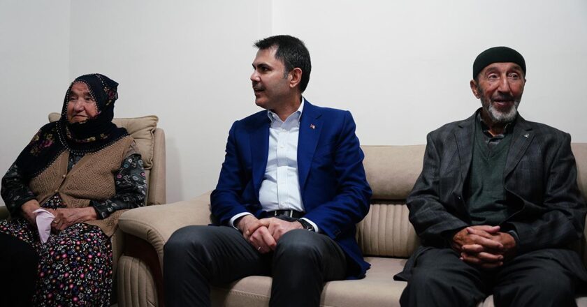 Bakan köy evinde konuktu