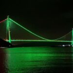Fatih Sultan Mehmet Köprüsü, skolyoza dikkat çekmek için yeşil renkle aydınlatıldı