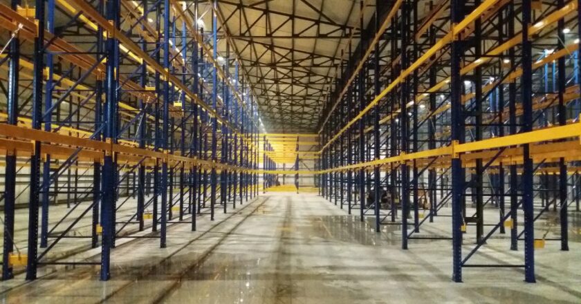Depolama alanında verimlilik için depo rafı