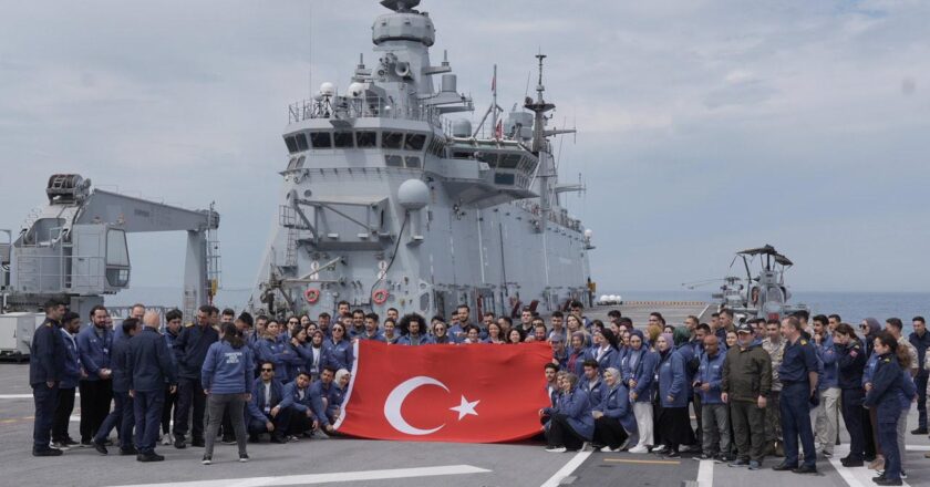TCG Anadolu 350 gençle Çanakkale’den İstanbul’a yol alıyor