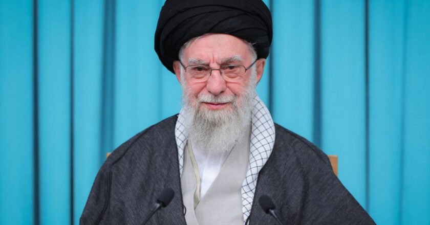 Hamaney İran’ın nükleer programı için ABD ile doğrudan görüşmelere kapıları kapattı