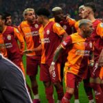 Ajax teknik direktörü John Heitinga’dan Galatasaray maçı öncesi açıklama geldi! ”Kasper Dolberg ve Steven Berghuis yarın yok”