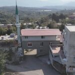 Bu caminin altından 6 metrelik yol geçiyor! Görenler hayrete düşürüyor